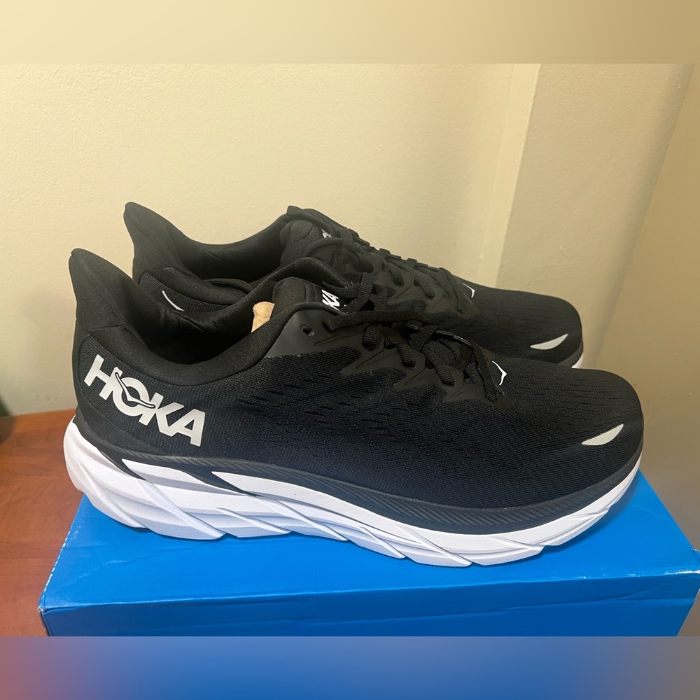BRAND NEW HOKA MENS CLIFTON 9 RUNNING SHOES             (NEVER BEEN WORN)
